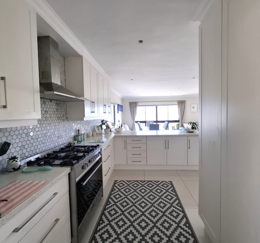 To Let 4 Bedroom Property for Rent in Bloubergstrand Western Cape